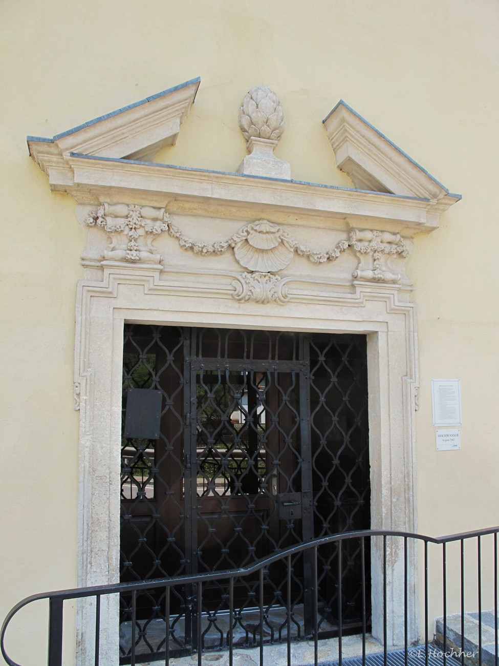 Portal der Wallfahrtskirche Maria Bründl