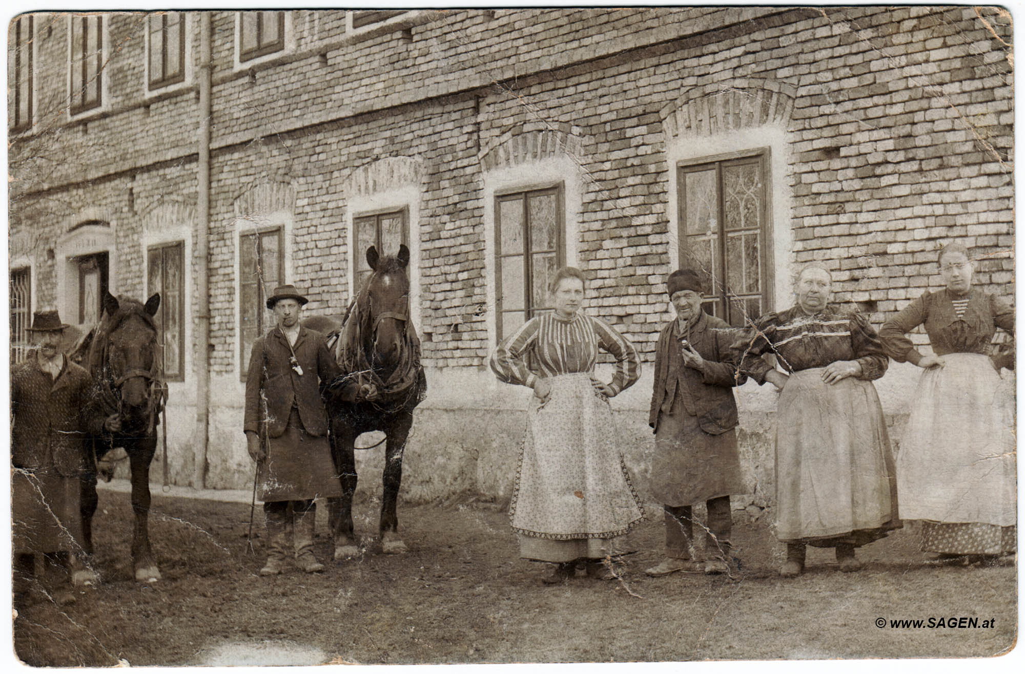 Porträt vor Bauernhof