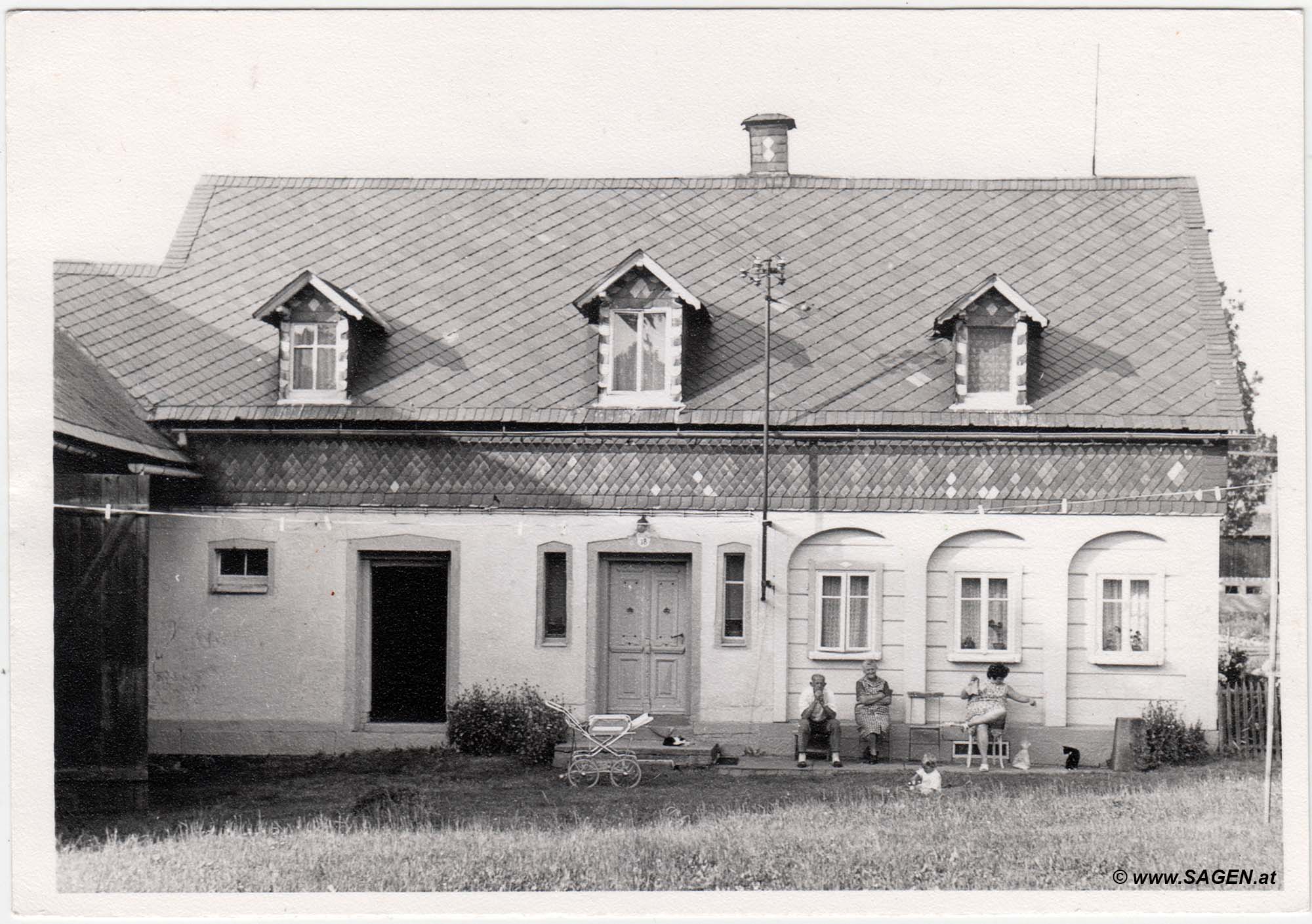 Porträt vor dem Haus