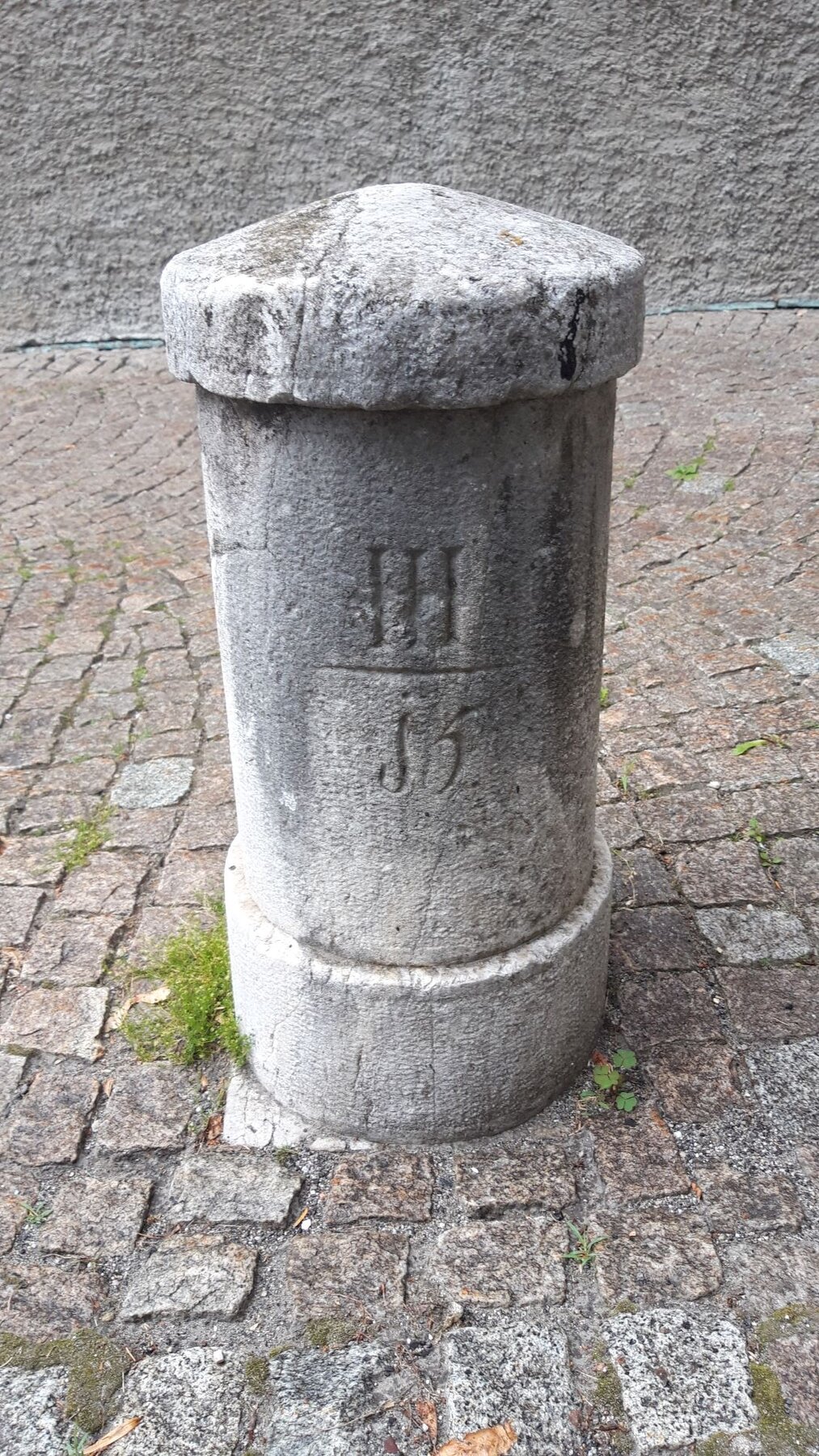 Postmeilenstein in Gmünd. 1. von 7 Begrenzungssteinen vor dem oberen Stadttor.