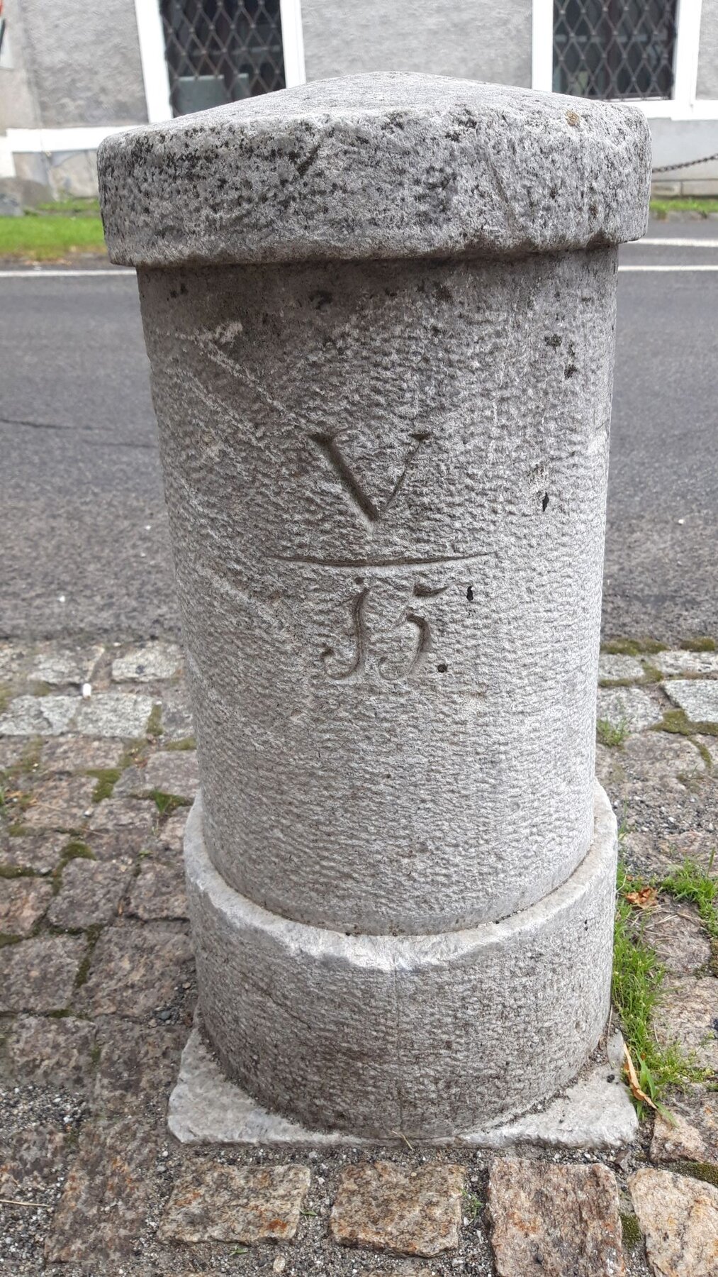 Postmeilenstein in Gmünd. 2. von 7 Begrenzungssteinen vor dem oberen Stadttor.