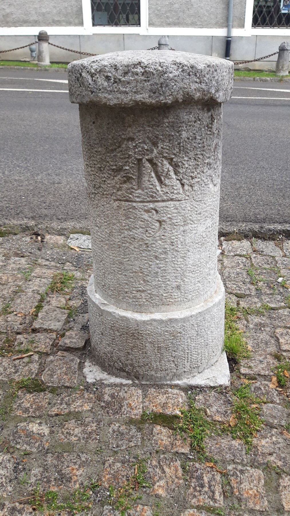 Postmeilenstein in Gmünd. 3. von 7 Begrenzungssteinen vor dem oberen Stadttor.