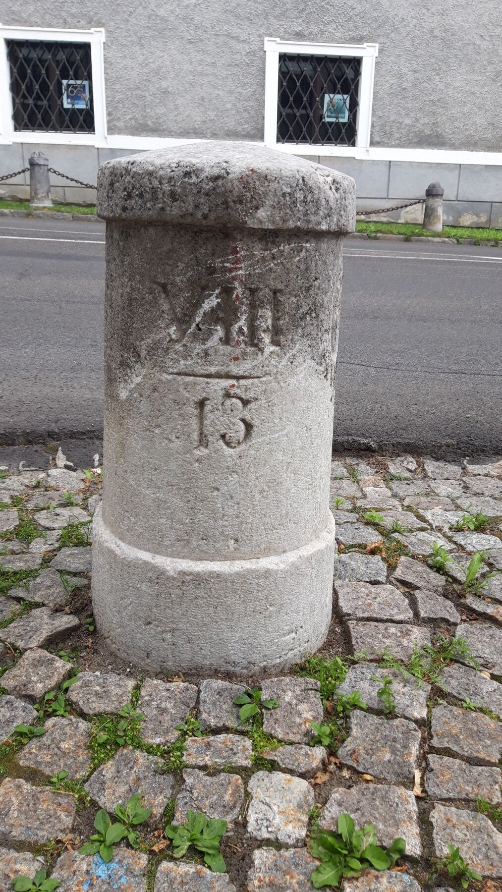 Postmeilenstein in Gmünd. 5. von 7 Begrenzungssteinen vor dem oberen Stadttor.