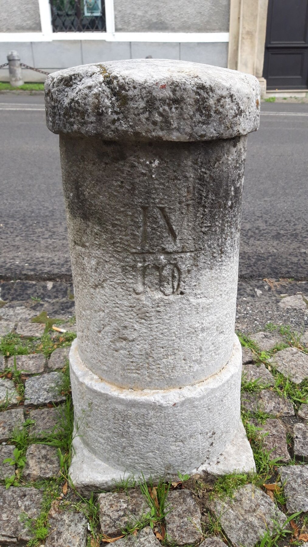 Postmeilenstein in Gmünd. 6. von 7 Begrenzungssteinen vor dem oberen Stadttor.