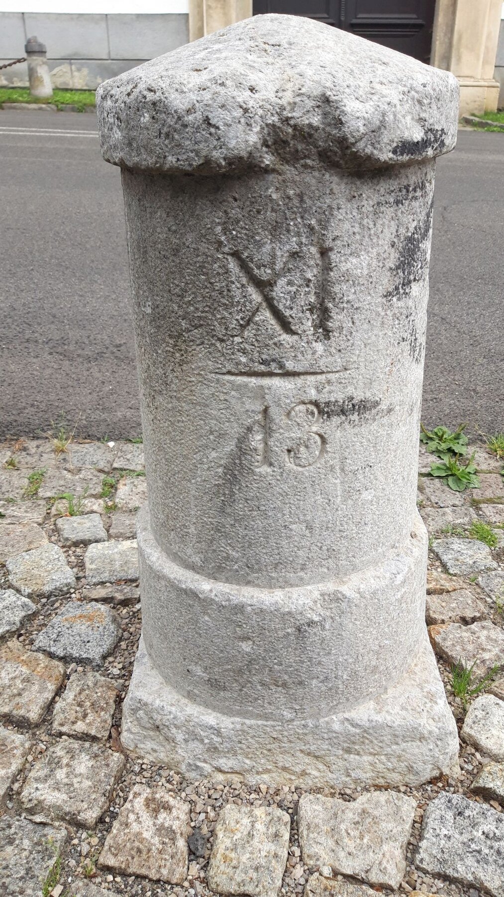 Postmeilenstein in Gmünd.  7. von 7 Begrenzungssteinen vor dem oberen Stadttor.