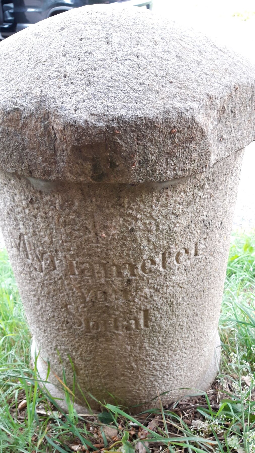 Postmeilenstein in Gmünd hinter Kreuzbüchl -Kapelle