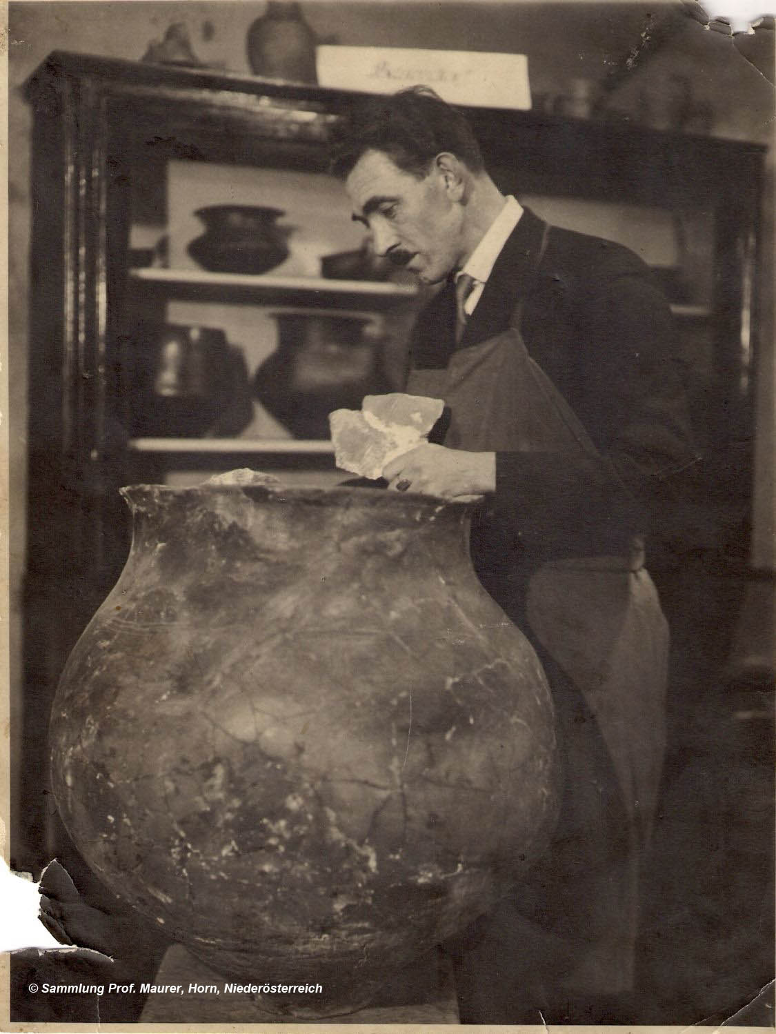 Prof. Josef Höbarth bei der Museumsarbeit.