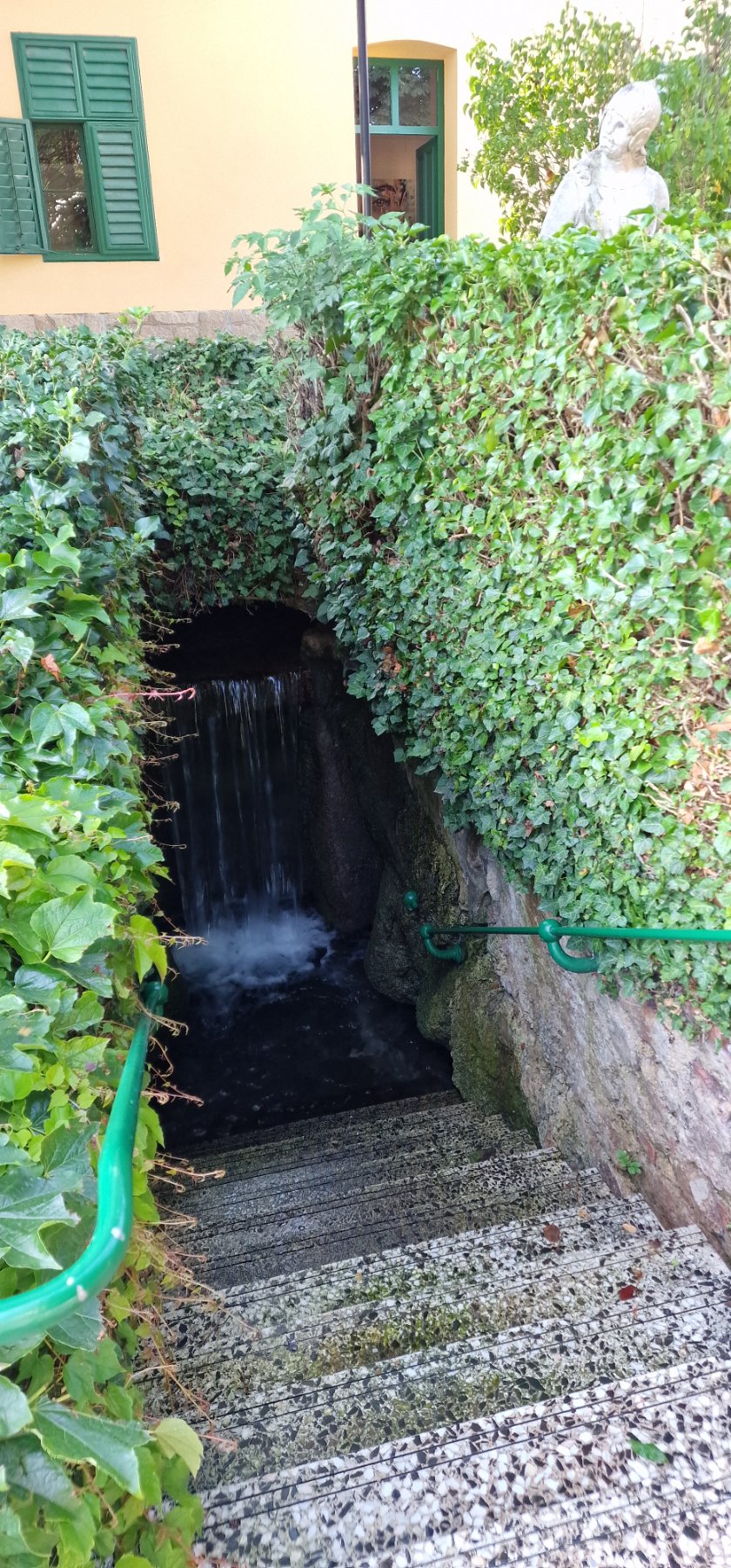 Quellwasser-Dusche in Bad Fischau