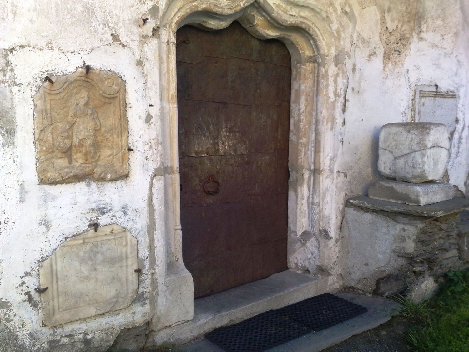 "Römersteine" an der Pfarrkirche Pulst bei Liebenfels (K).