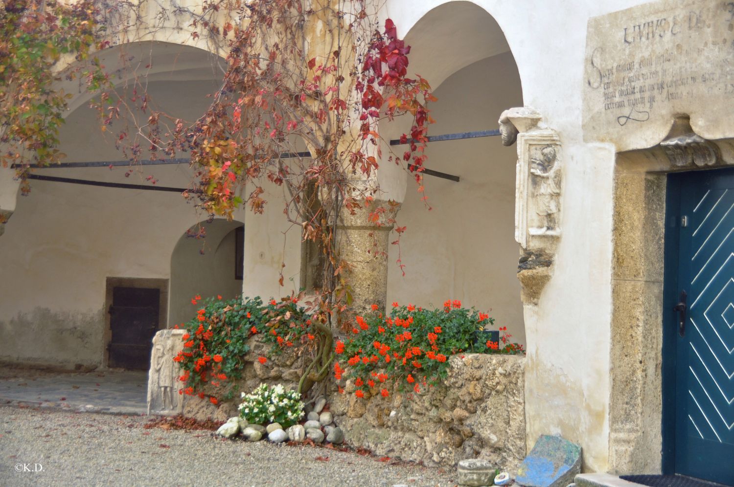 Römersteine im Innenhof der Hollenburg (Kärnten)