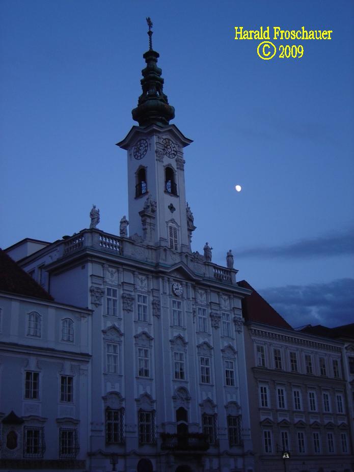 Rathaus/Steyr bei Dämmerung