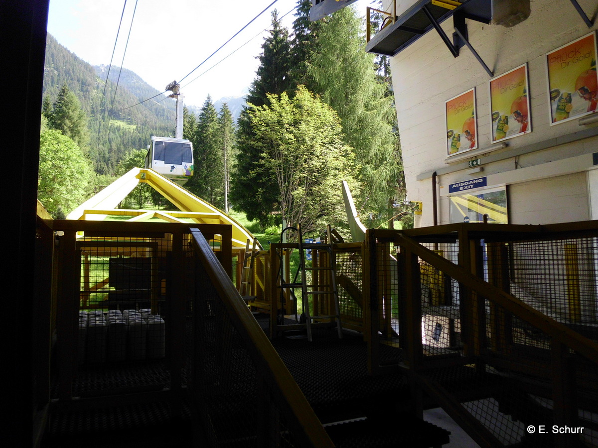 Rofanseilbahn - Wageneinfahrt Talstation