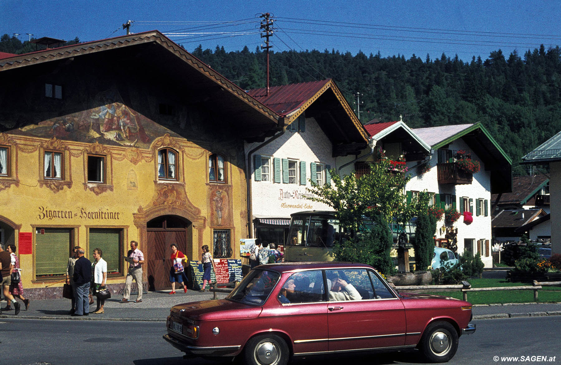 roter BMW in Mittenwald