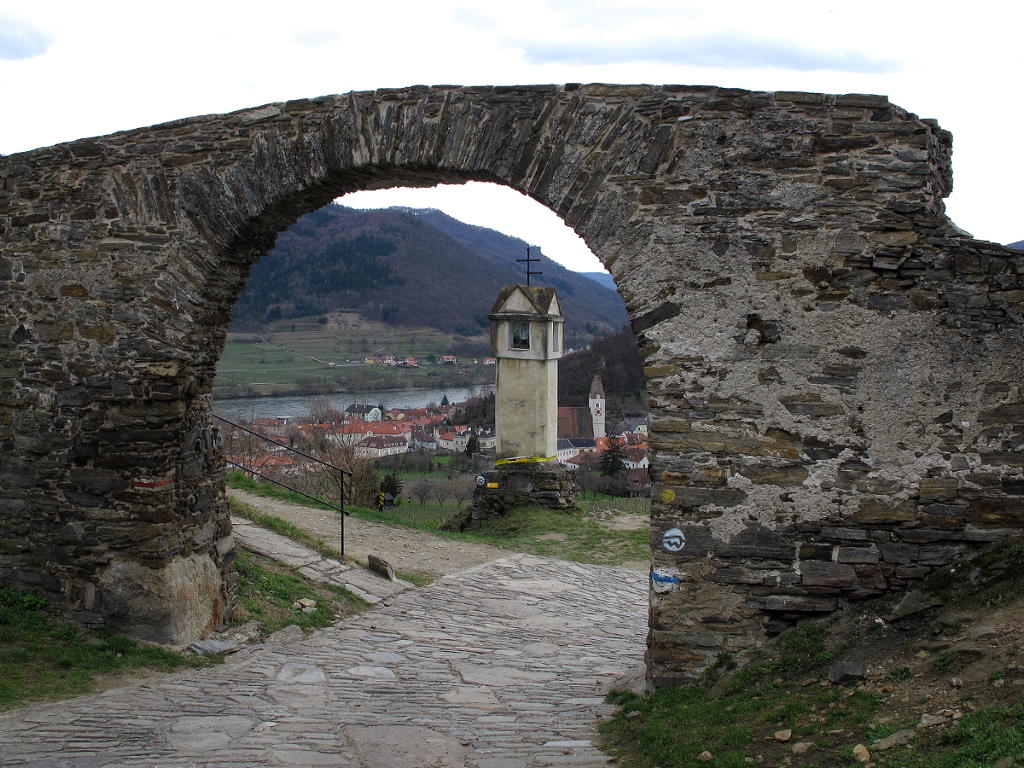 Rotes Tor mit Bildstock in Spitz an der Donau