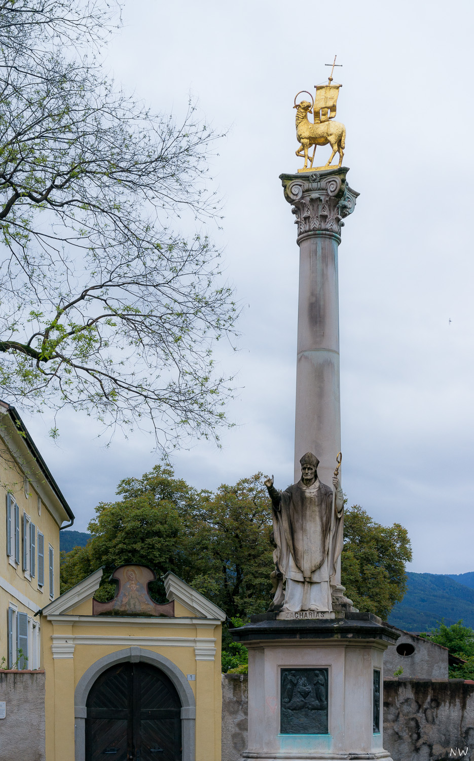 Säule auf dem Brixener Domplatz