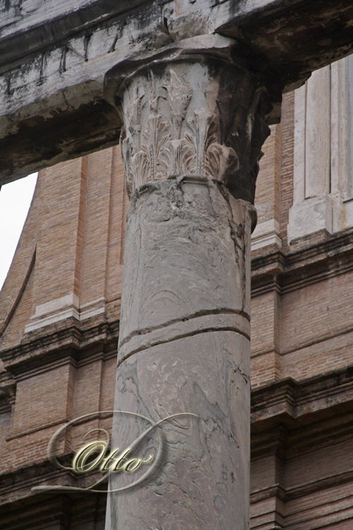 Säule mit Einkerbungen am Tempel des Antoninus Pius und der Faustina in Rom