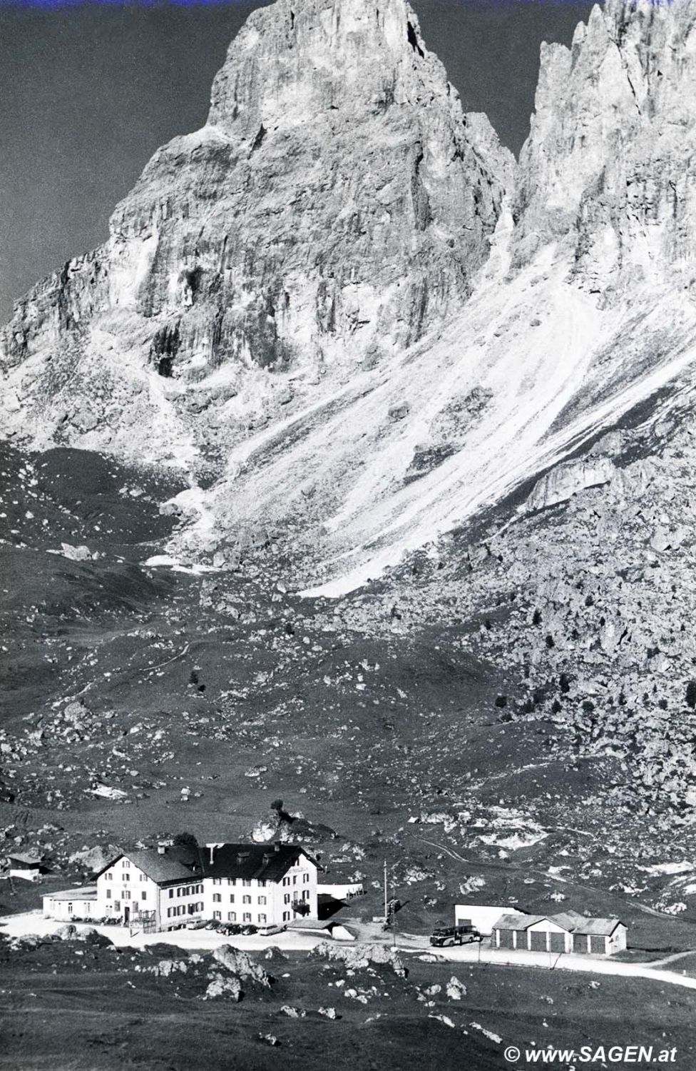 Südtiroler Bergwelt - Sellajochhaus mit Grohmannspitze