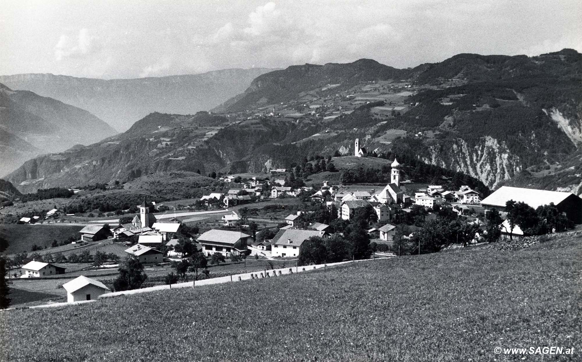 Südtiroler Bergwelt - Völs am Schlern gegen das Rittner Plateau 1956