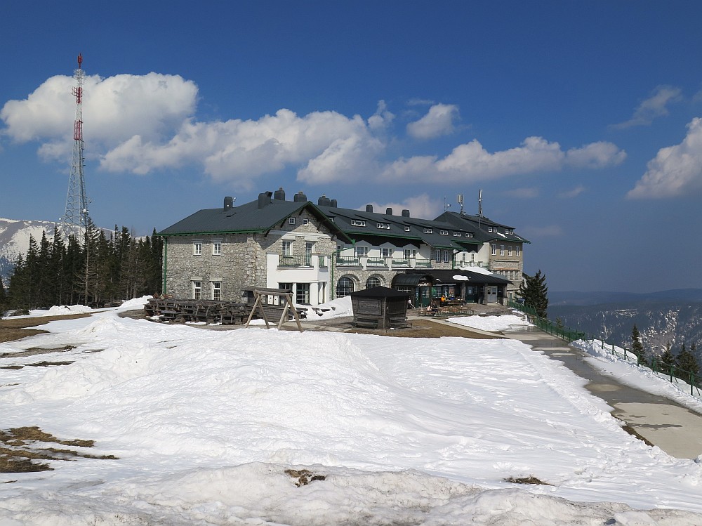 Südwestansicht des Raxalpen-Berggasthofes und Bergstation der Raxseilbahn