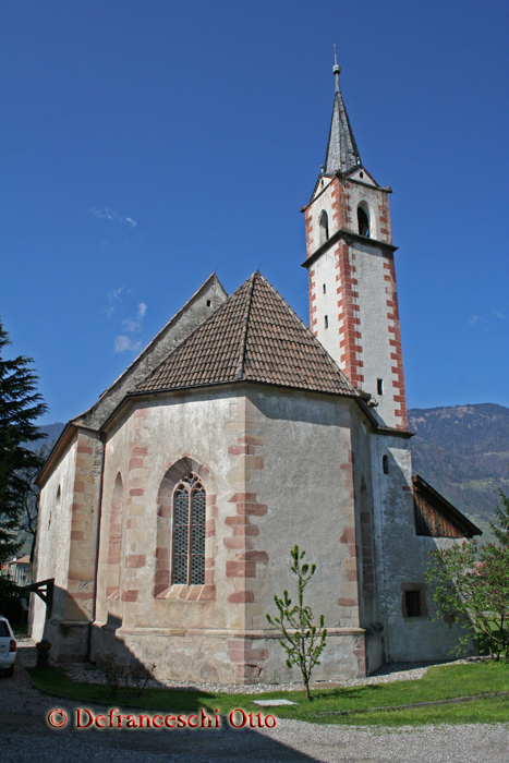 Sankt Agatha auf der Wiese in Mitterlana