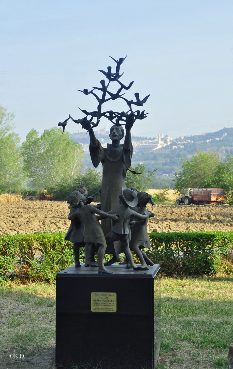 Santa Maria di Rivotorto (Assisi)-Franziskusstatue vor der Kirche