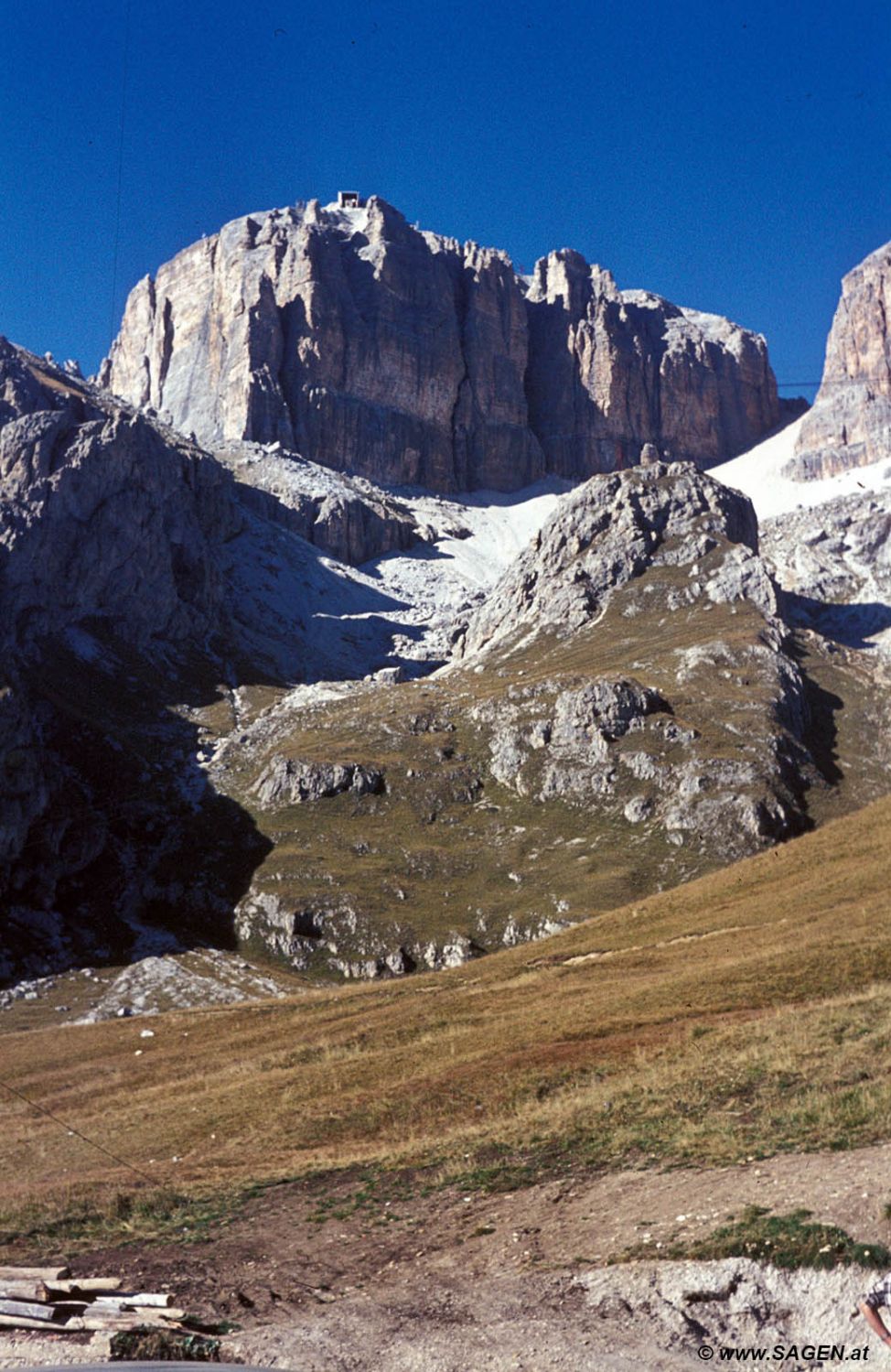 Sass Pordoi mit der Bergstation der Seilbahn im Sellastock Dolomiten