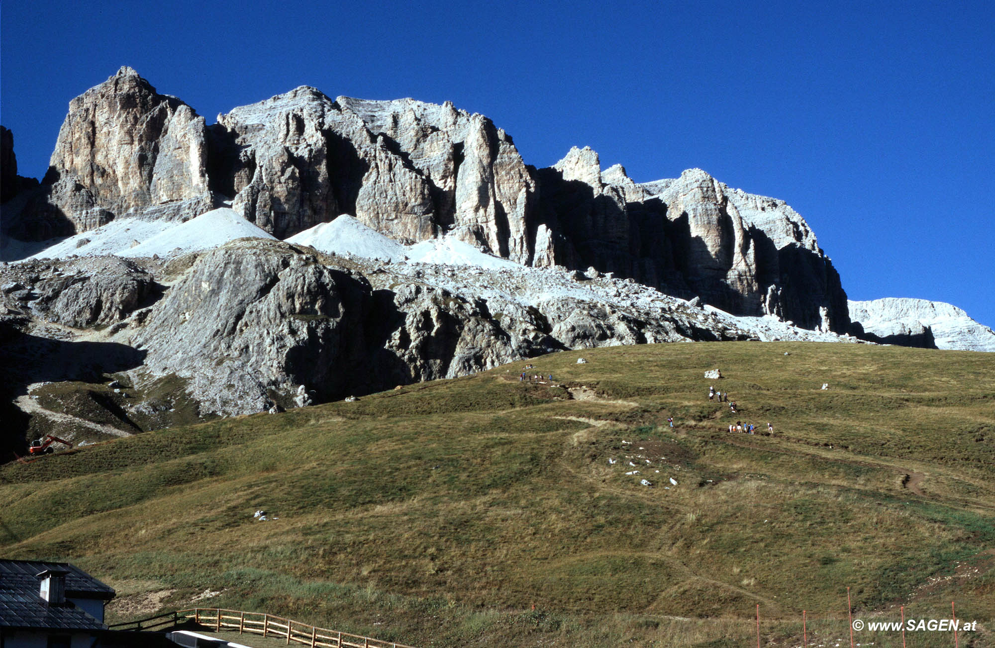 Sass Pordoi vom Pordoipass aus fotografiert