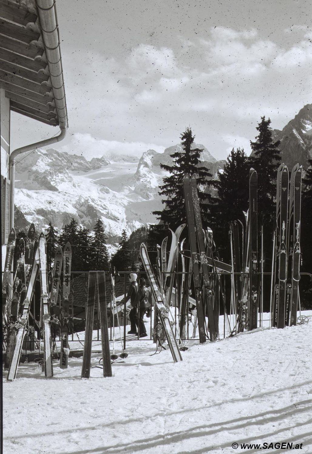 Schi vor Hütte