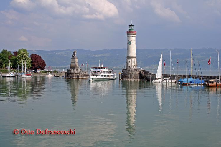 Schiff in der Hafeneinfahrt Lindau