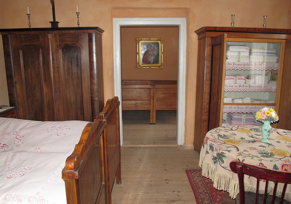 Schlafzimmer mit Wäscheschrank