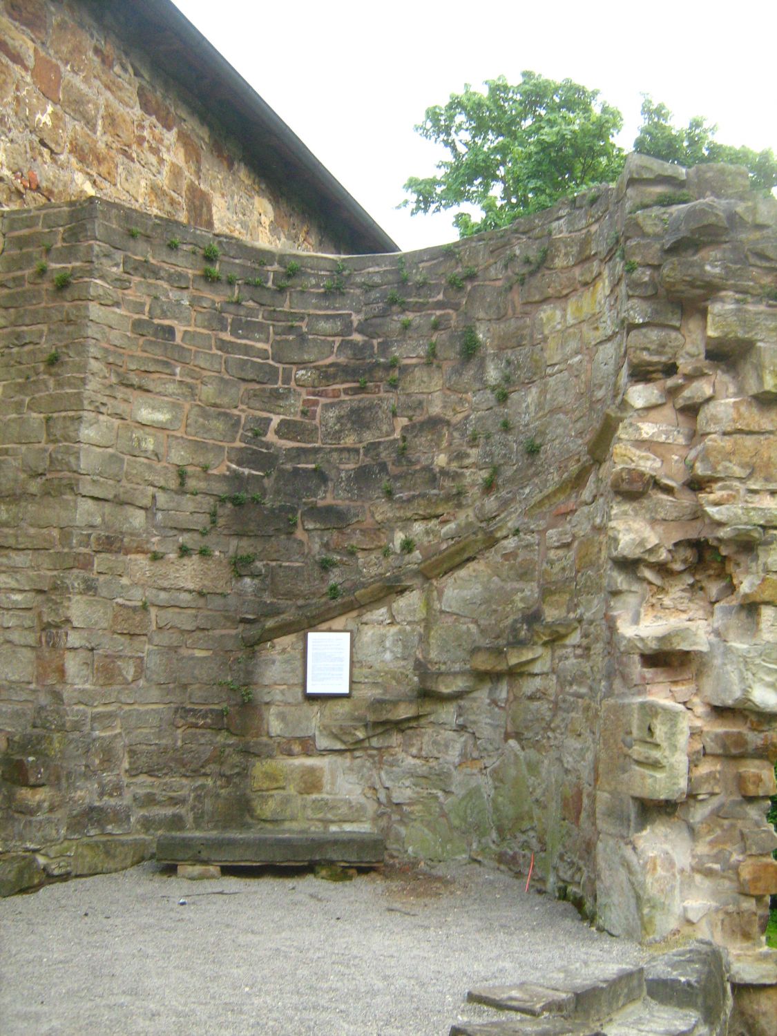 Schloßruine Rodenberg: Reste eines Treppenturms