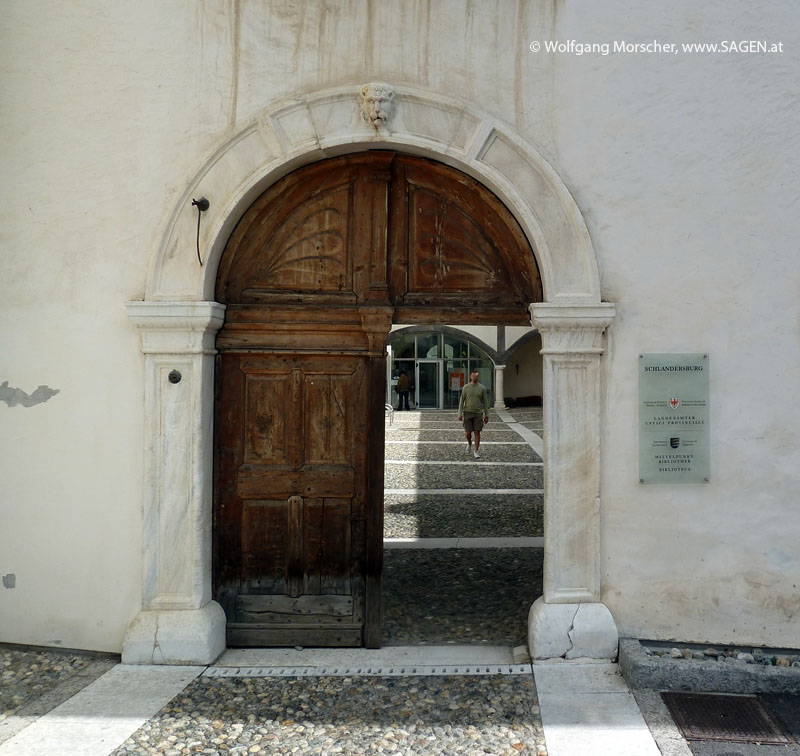 Schloss Schlandersburg, Portal