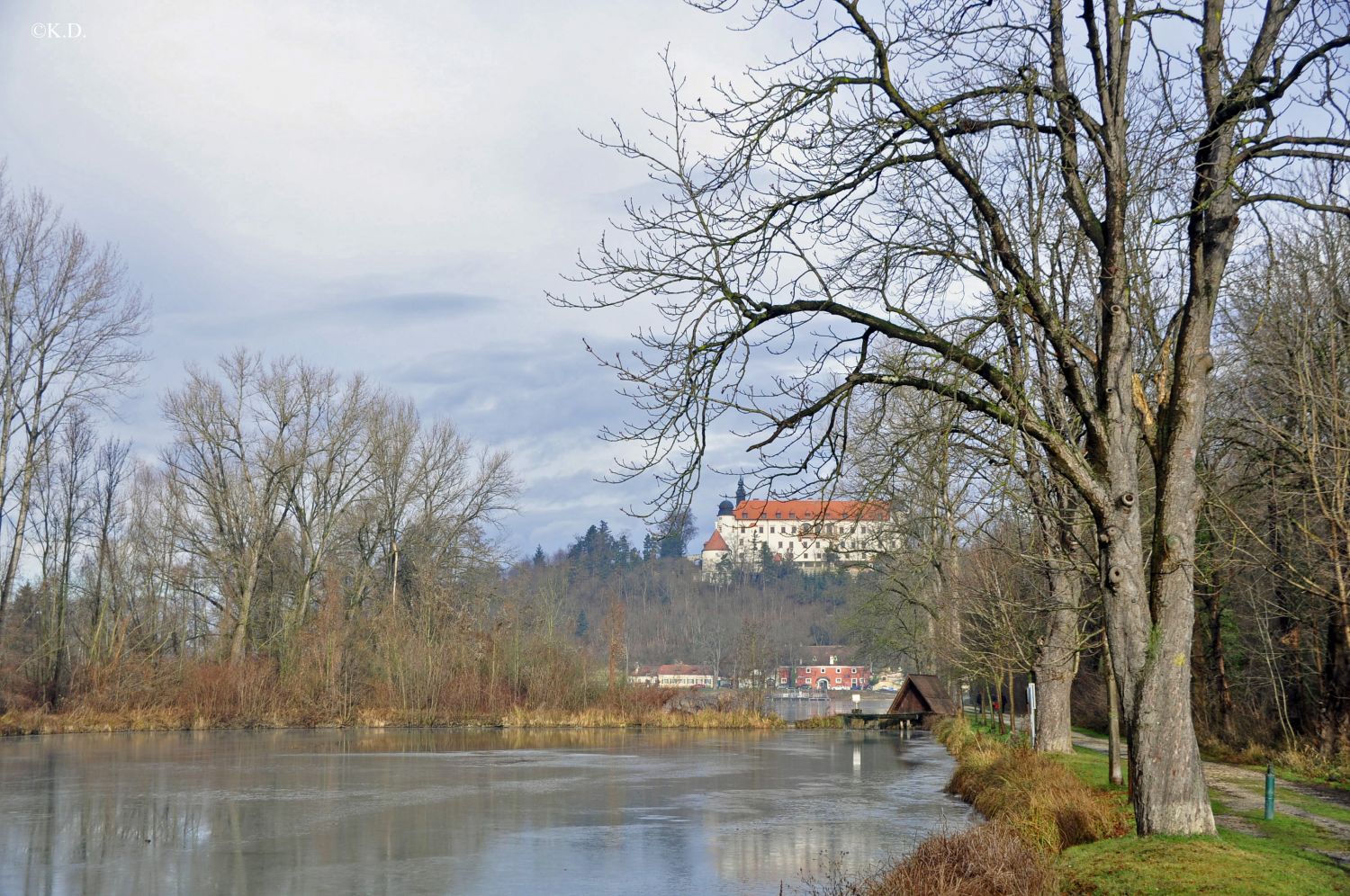 Schloss Sitzenberg mit Karpfenteich