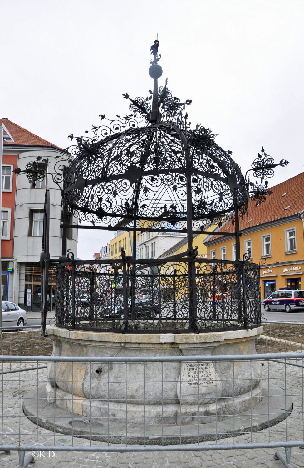 Schmiedeeiserner Brunnen auf dem Hauptplatz von Bruck/Mur