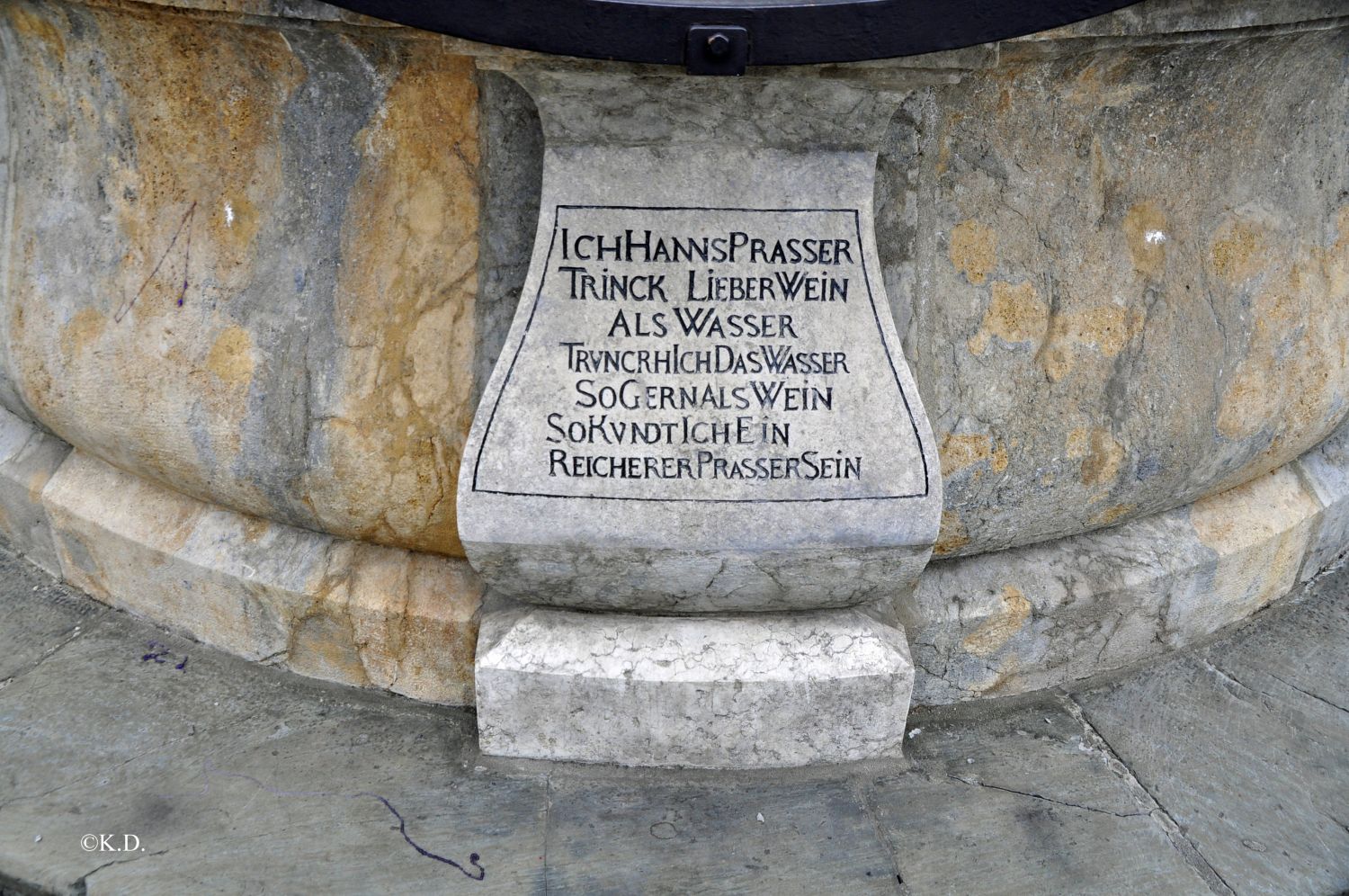 Schmiedeeiserner Brunnen auf dem Hauptplatz von Bruck/Mur