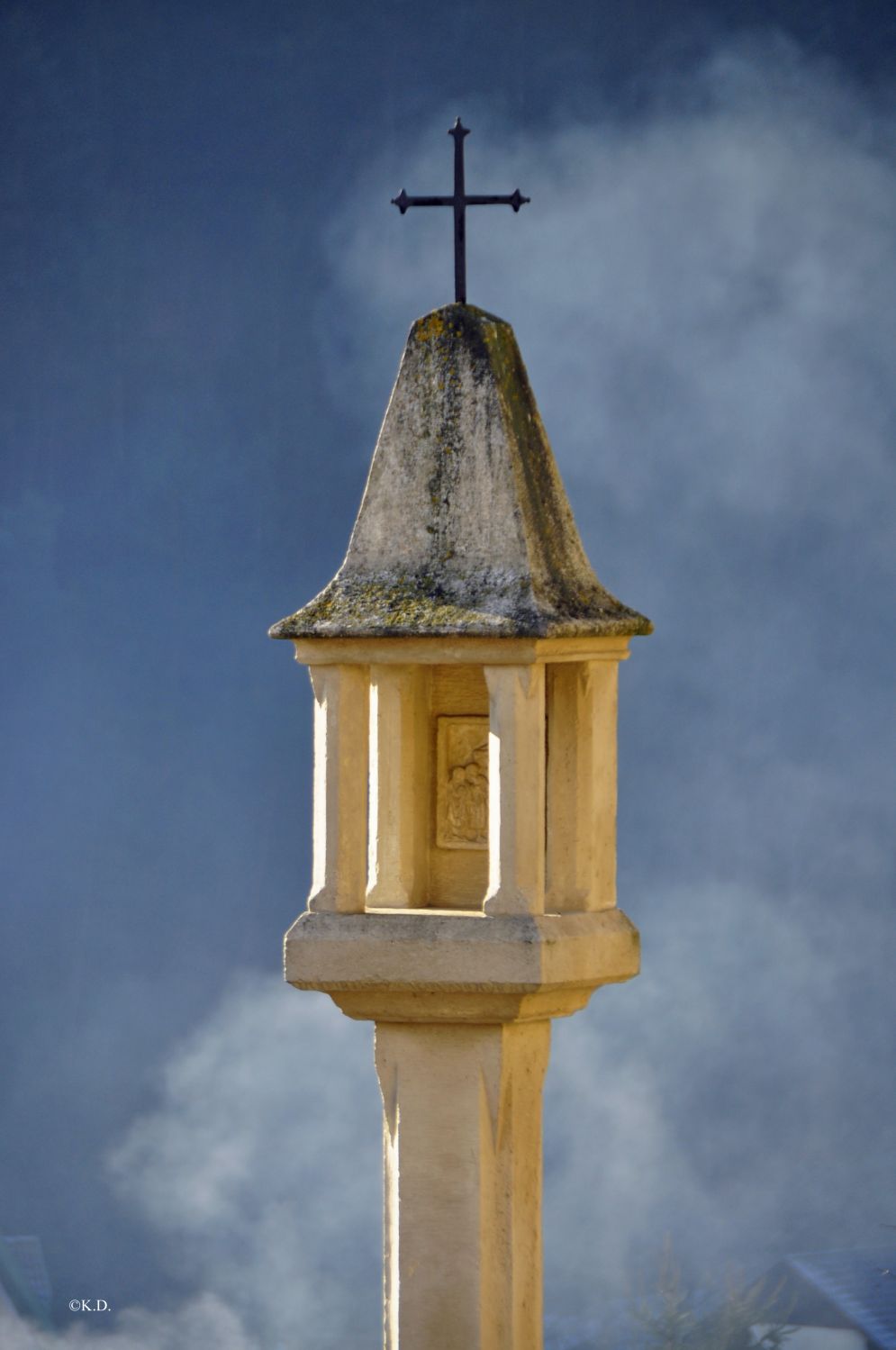 Senftenberg - Lichtsäule vor der Kirche