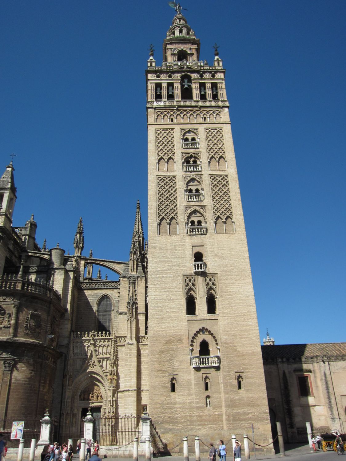 Sevilla: die Giralda - eine Wetterfahne gibt dem Turm den Namen