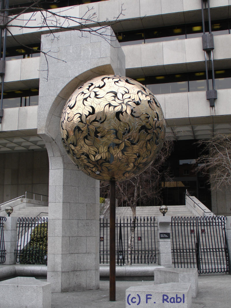 Skulptur vor Bank of Ireland