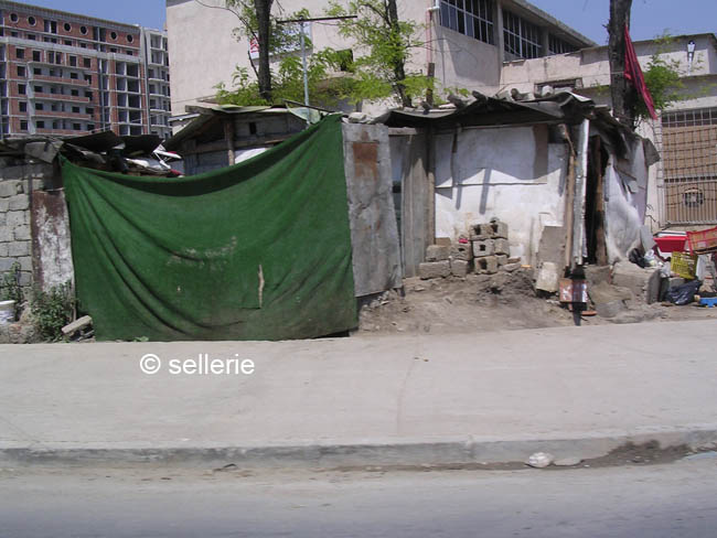 Slums am Straßenrand in Tirana