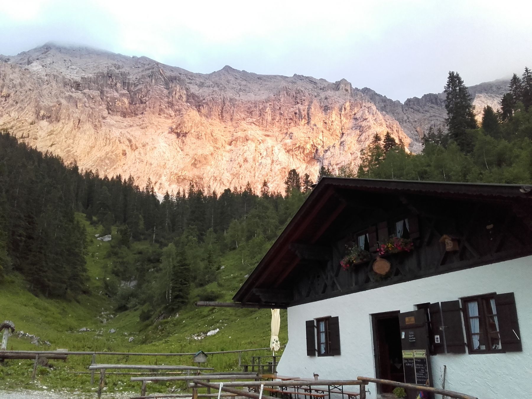 Sonnenuntergang auf der WETTERSTEINALM