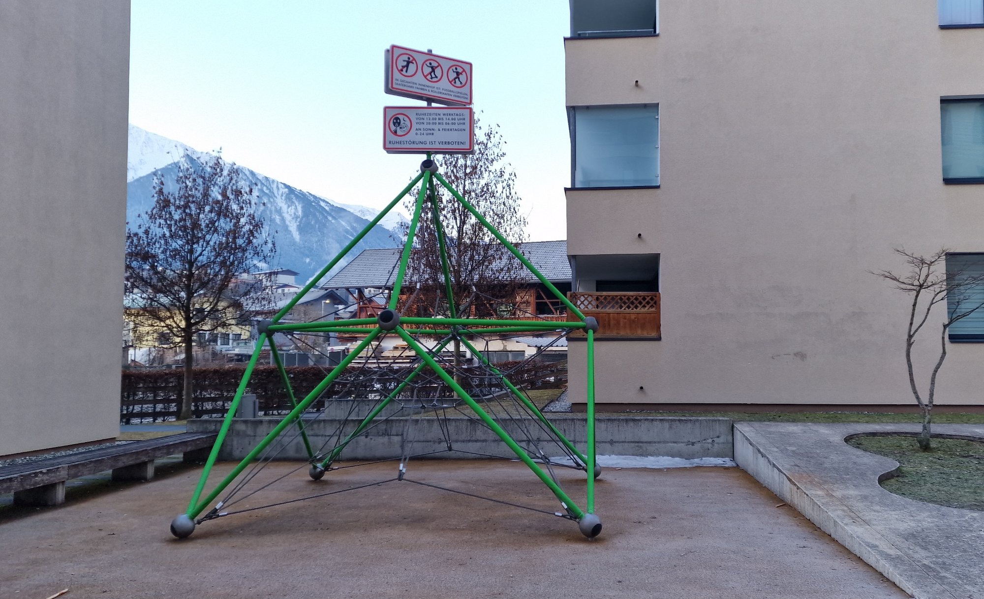 Spielplatz in einer Wohnhausanlage in Telfs