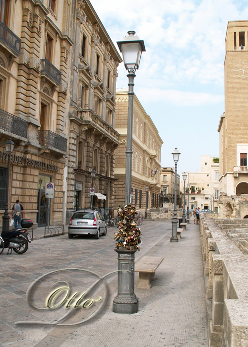 Spintschlösser an einer Straßenlaterne in Lecce