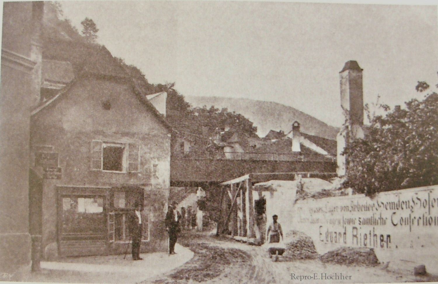 Spitz, Ortsbild mit Eisenbahnbrücke