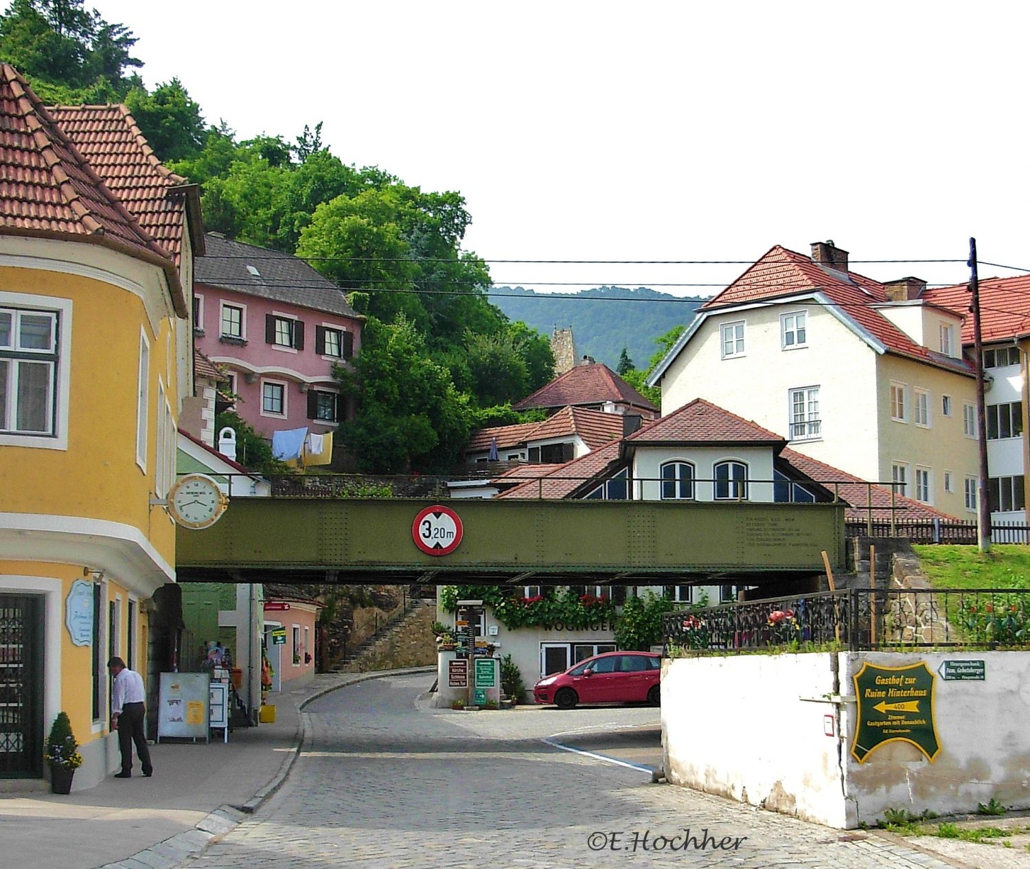 Spitz, Ortsbild mit Eisenbahnbrücke