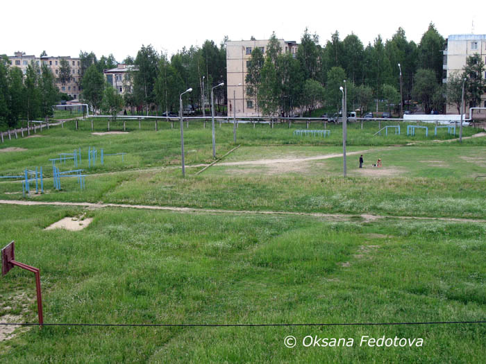 Sportplatz vor der Schule Nummer 3, Mirny