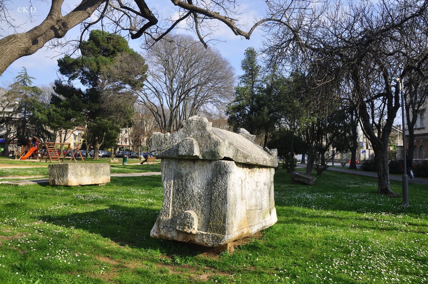 Spuren der Römer in Pula (Kroatien)-Sarkophage im Park