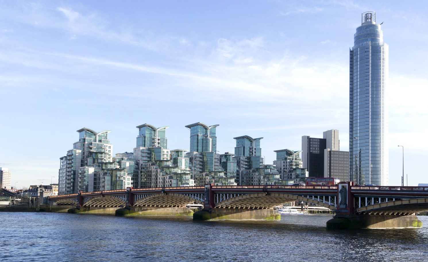 St. George Wharf, Vauxhall Tower und Vauxhall Bridge