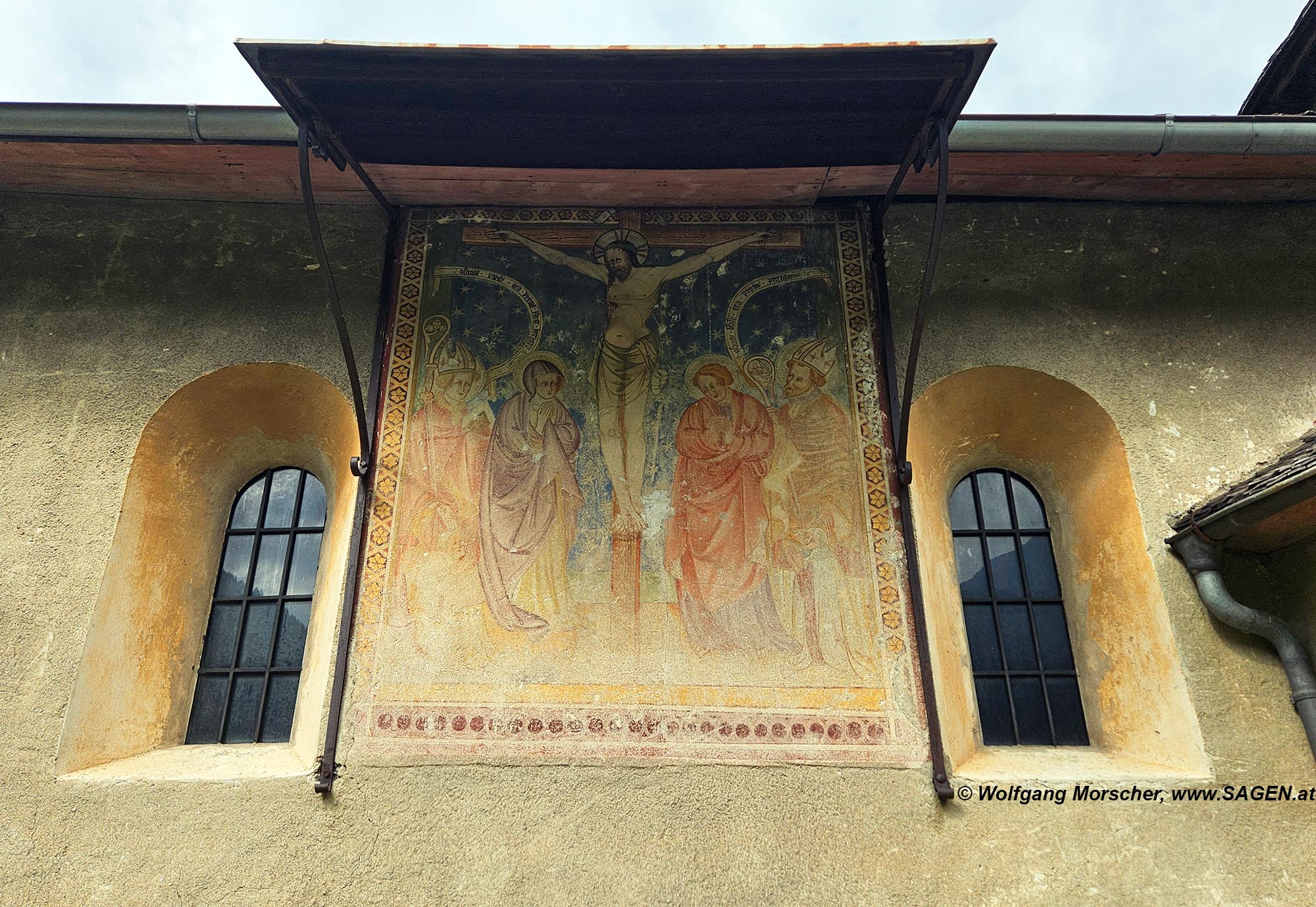 St. Vigilius, Morter, Latsch - Kreuzigungsgruppe Fassade um 1400