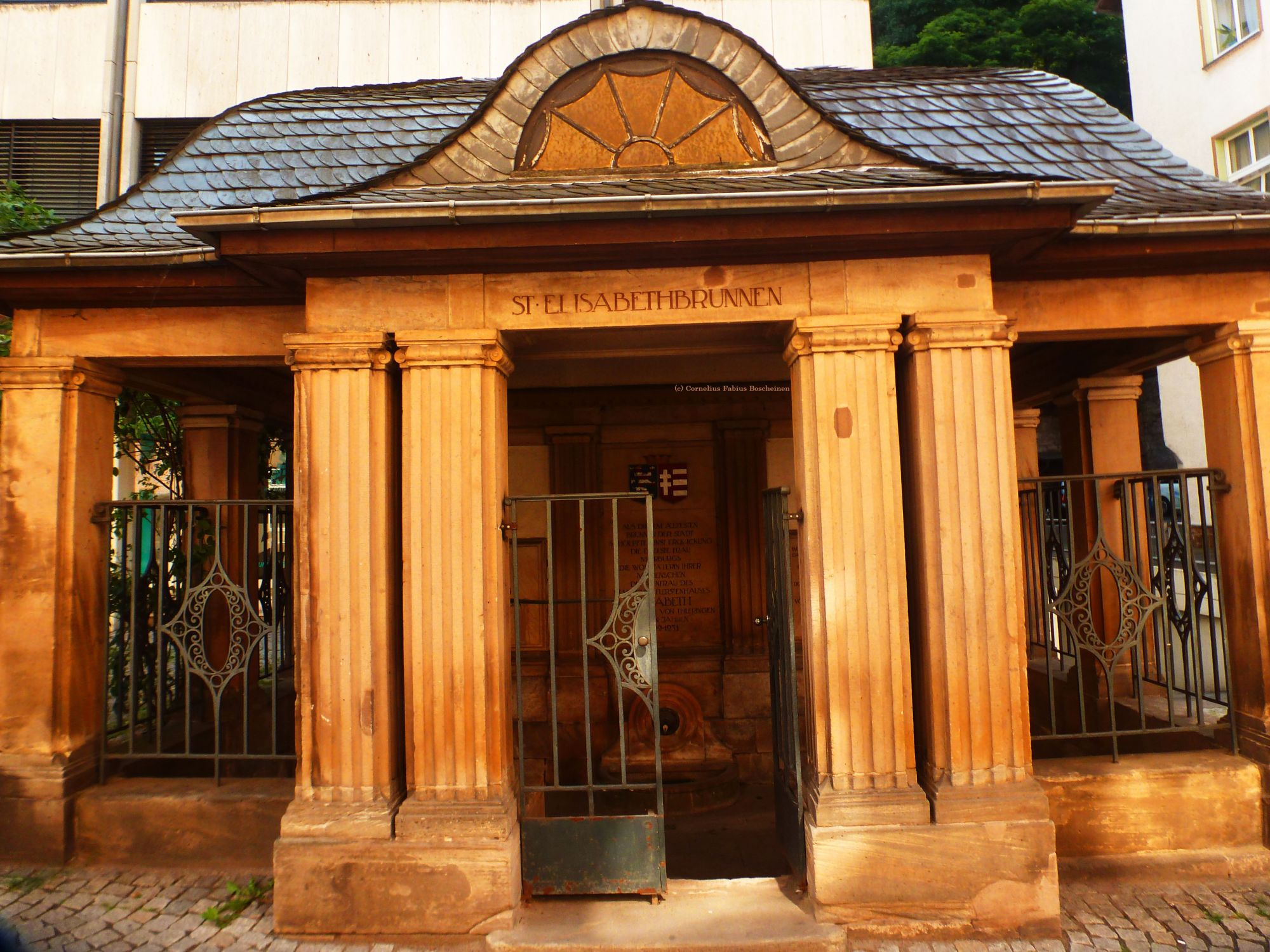 Stadtbegehung in Marburg, Ankunft am St. Elisabethbrunnen.