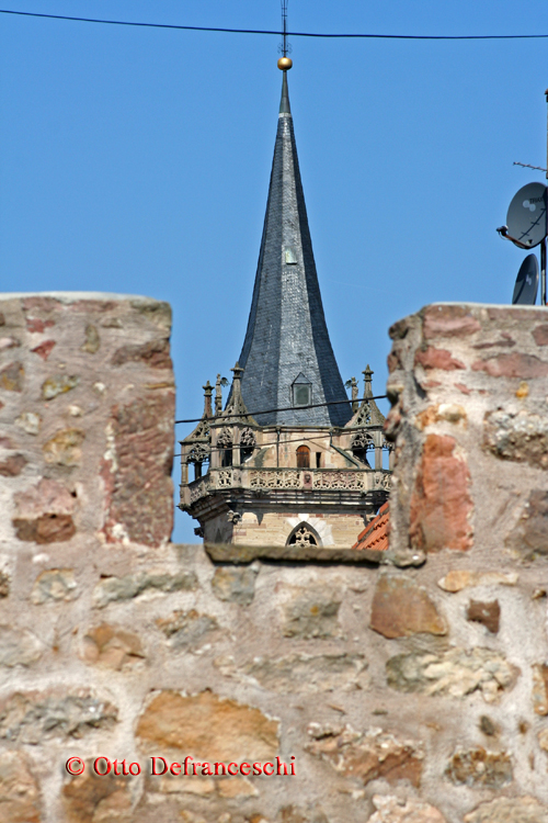 Stadtmauer mit Blick auf den Kapellturm